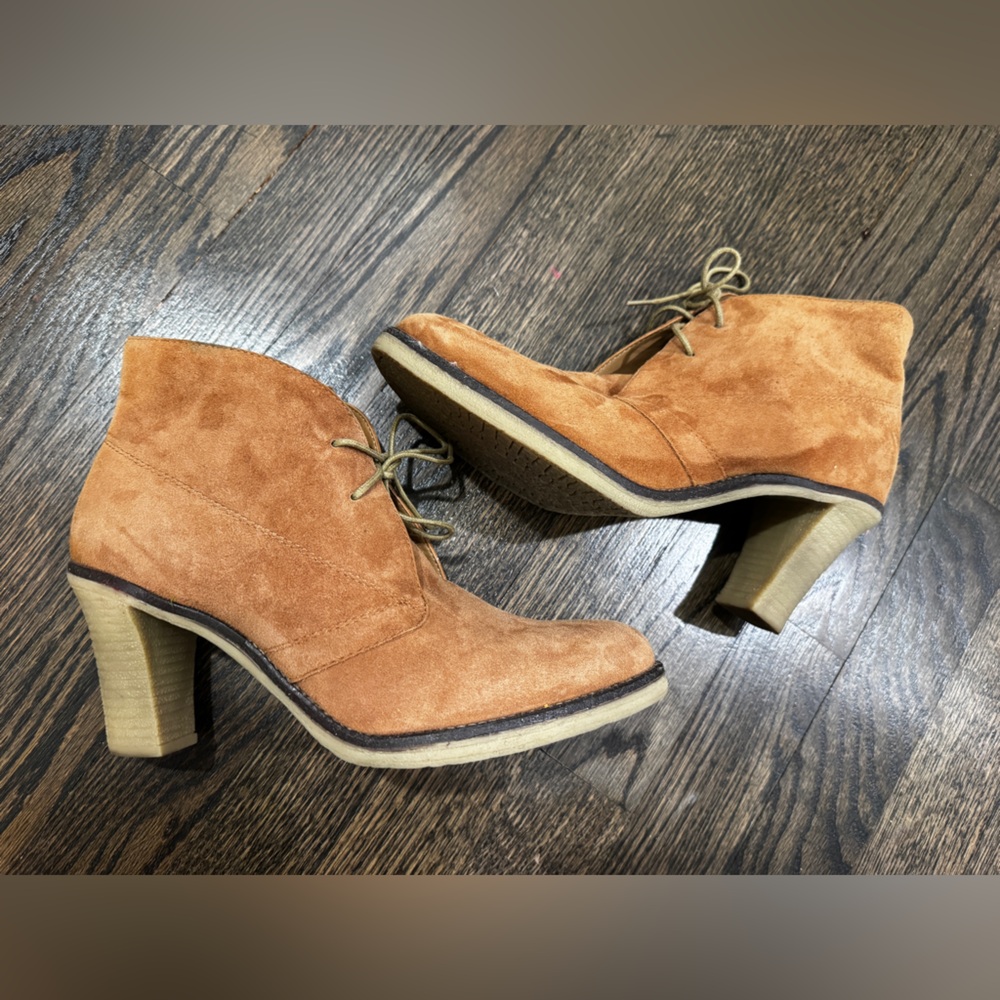 Johnston & Murphy • Alayna Lace Up Suede Bootie (9)